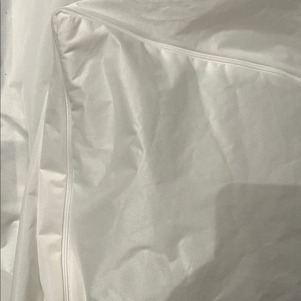 Allerease Queen mattress Protector - Picture 5 of 5